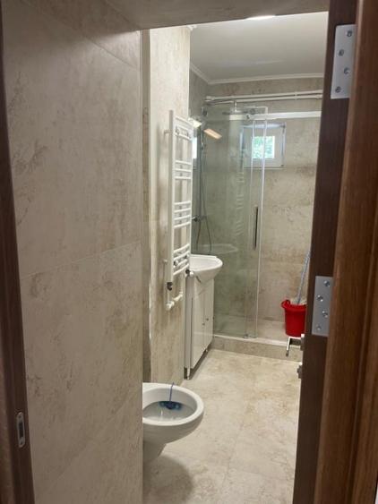 Apartament cu 3 camere semidecomandat, mobilat în Tomis III