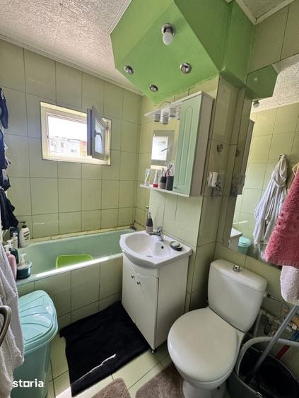 Apartament cu 3 camere semidecomandat în Craiovița Nouă