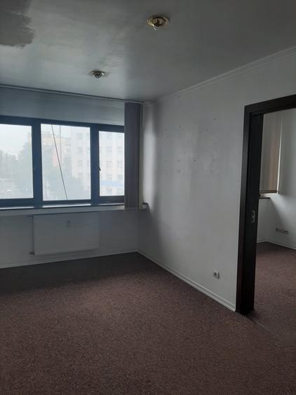 Apartament cu 5 camere decomandat în Romană