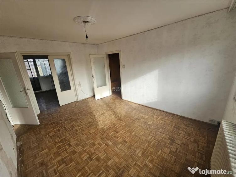 Apartament cu 3 camere semidecomandat în Micro I