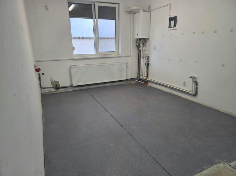 Apartament cu 3 camere decomandat în Jiului
