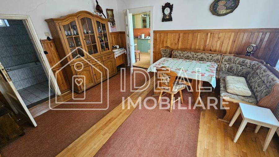 Casă individuală cu 8 camere cu Canalizare în Țiglari