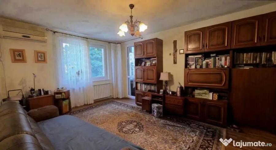 Apartament cu 3 camere decomandat în Titan