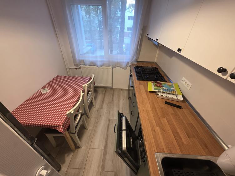 Apartament cu 3 camere semidecomandat în Balta Albă