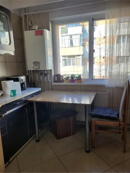 Apartament cu 3 camere semidecomandat în Banat