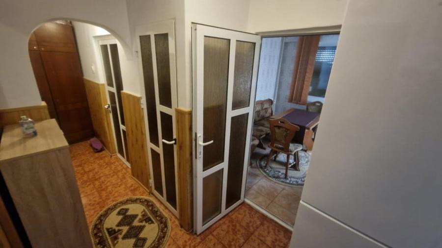 Apartament cu 3 camere semidecomandat în Păcii