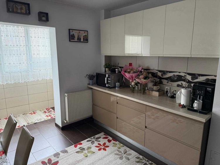 Apartament cu 3 camere decomandat în Cheriu