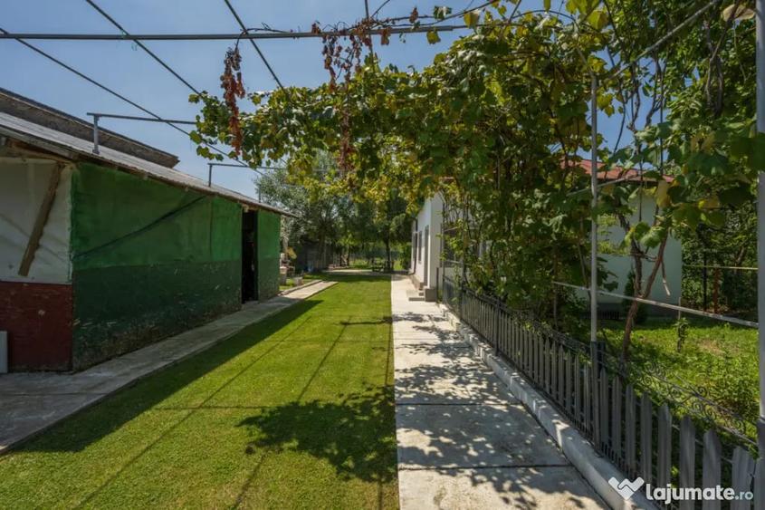 Casă cu 3 camere cu Teren 2200 Mp în Răcari