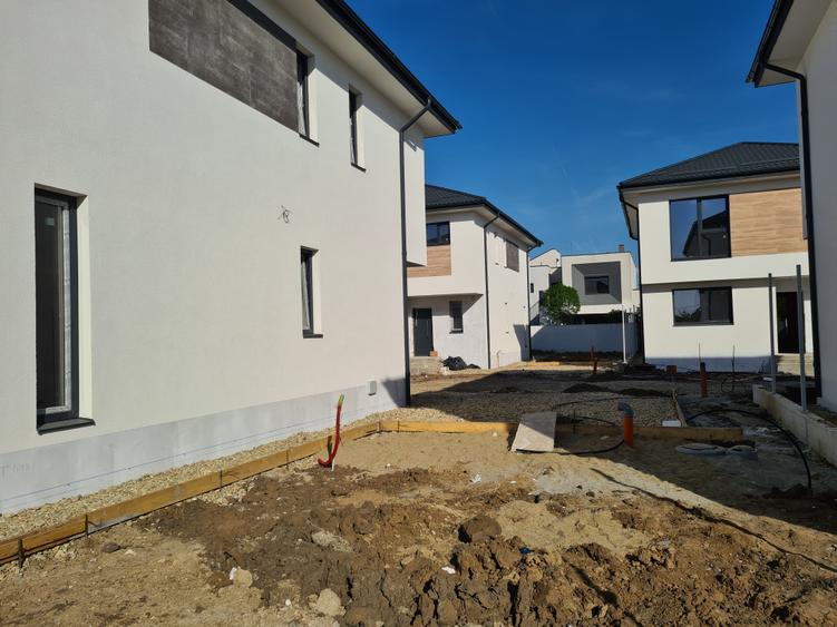 Casă individuală cu 4 camere cu Teren 240 Mp în Odăi