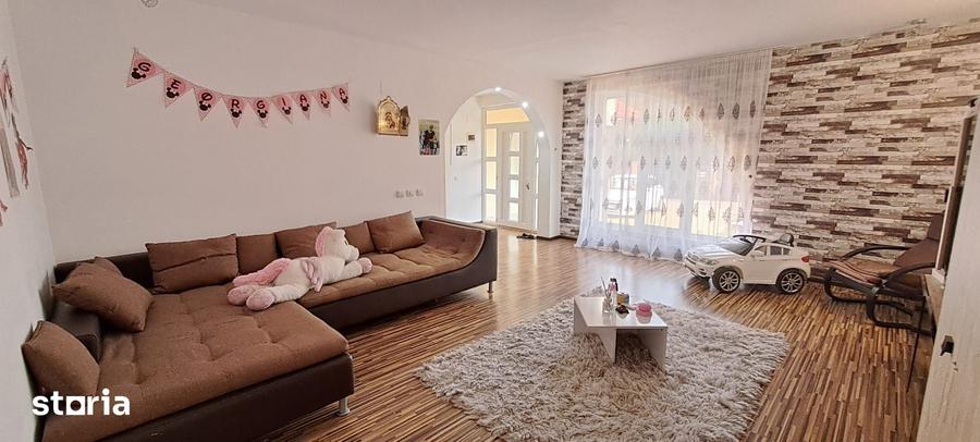 Casă cu 5 camere cu Teren 1400 Mp în Florești