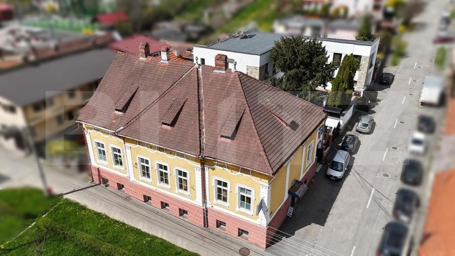 Casă individuală cu 15 camere cu Canalizare în Reghin
