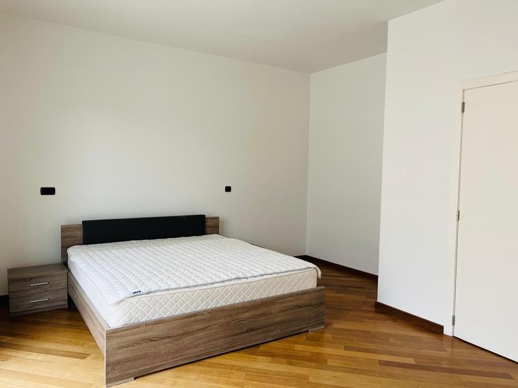 Apartament cu 5 camere decomandat în Primăverii