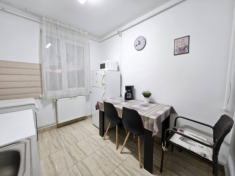 Apartament cu 2 camere semidecomandat, mobilat în Central