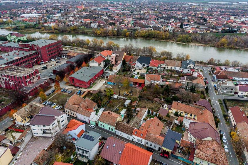 Casă individuală cu 4 camere cu Canalizare în Malul Mureșului