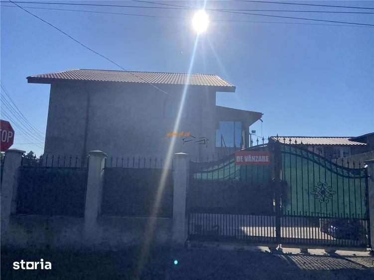 Casă cu 6 camere cu Teren 373 Mp în Golești