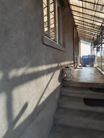 Casă cu 9 camere cu Teren 7500 Mp în Central