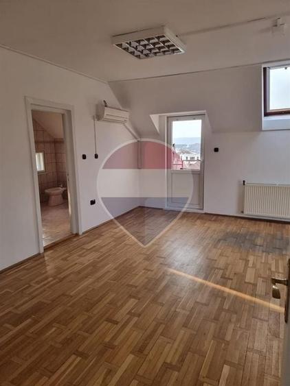 Casă individuală cu 13 camere cu Teren 700 Mp în Zorilor