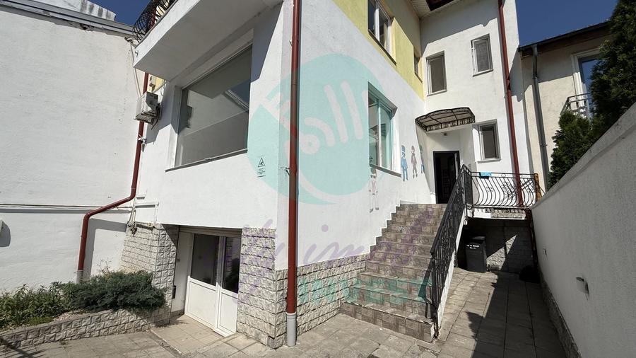 Casă individuală cu 8 camere cu Canalizare în Moșilor