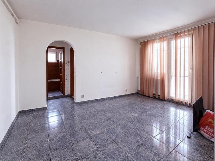 Apartament cu 3 camere semidecomandat în Aurel Vlaicu