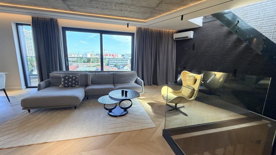 Apartament cu 4 camere semidecomandat, mobilat în Central