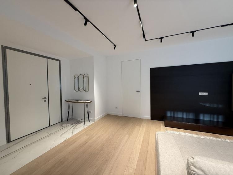 Apartament cu 4 camere decomandat în Arcul de Triumf