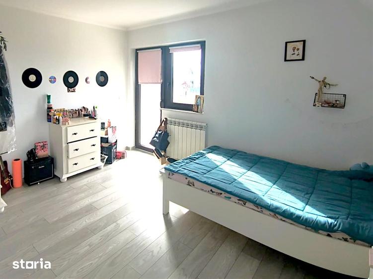 Casă cu 5 camere cu Teren 1000 Mp în Șcheia