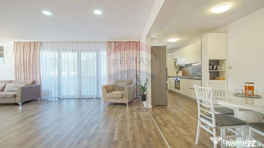 Apartament cu 5 camere decomandat în Noua