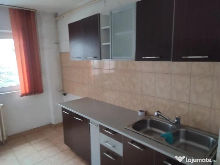 Apartament cu 4 camere semidecomandat în Moșilor