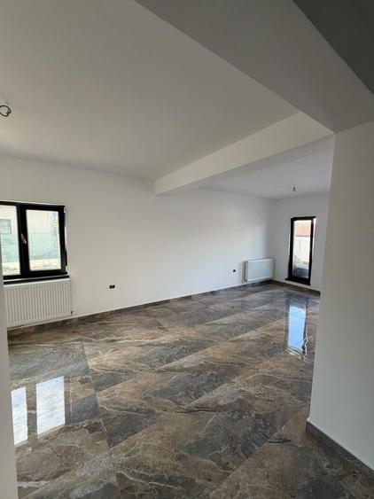 Casă cu 4 camere decomandat în Central