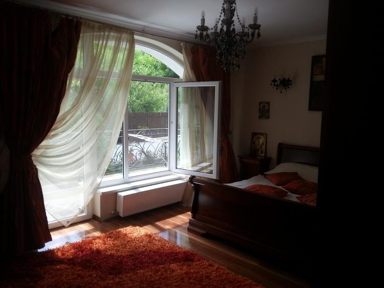 Casă individuală cu 6 camere cu Teren 3000 Mp în Călinești