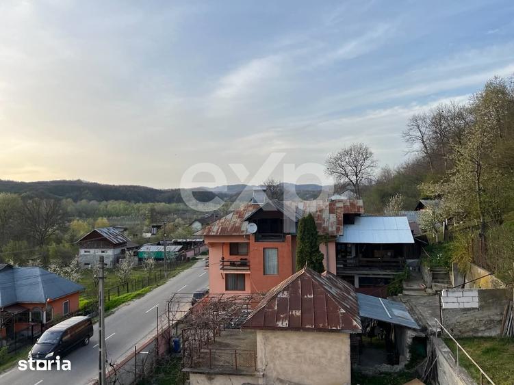 Casă cu 8 camere decomandat cu Teren 540 Mp în Voinești