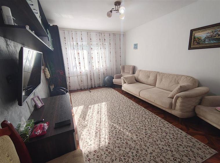 Apartament cu 3 camere decomandat, mobilat în Frumoasa