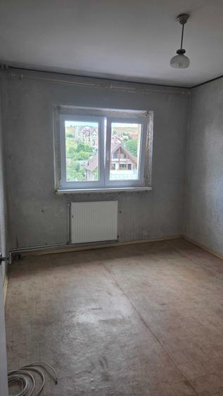 Apartament cu 3 camere decomandat în Sud
