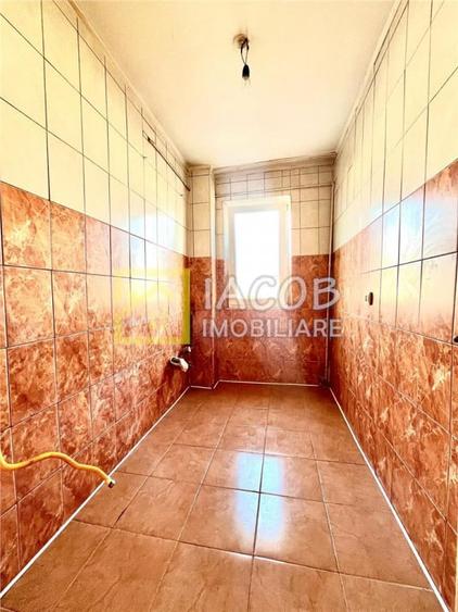 Apartament cu 3 camere semidecomandat în Milcov