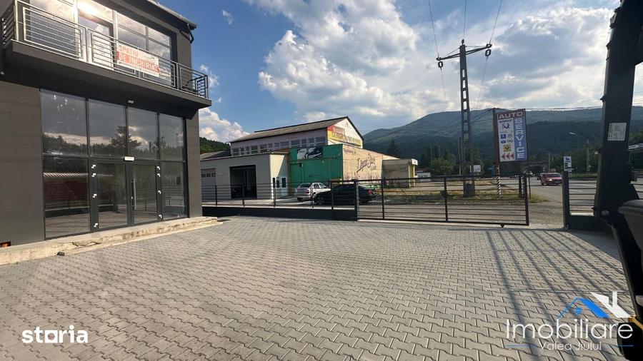 Spațiu comercial, de 550 mp, în Petros