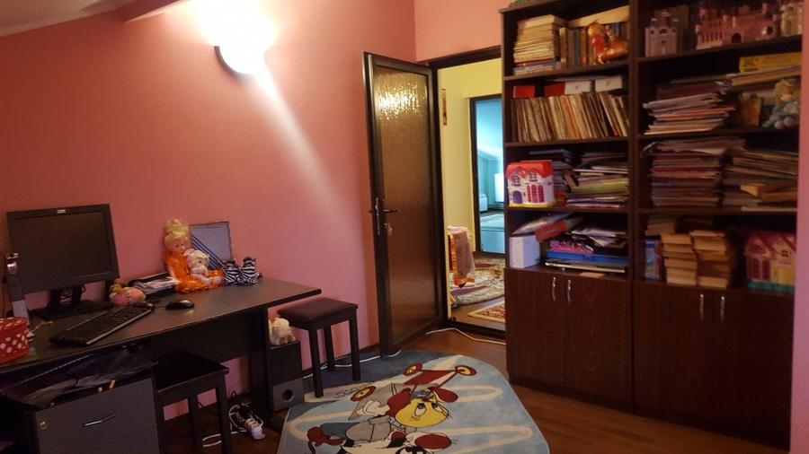 Casă individuală cu 8 camere cu Teren 300 Mp în Bradu