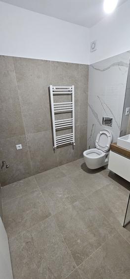 Apartament cu 2 camere decomandat în Tractorul