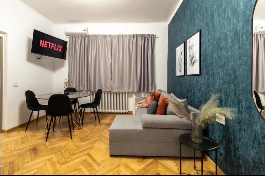 Apartament cu 3 camere semidecomandat în P-ța Romană