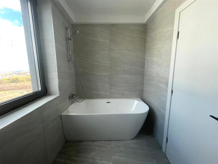 Apartament cu 3 camere semidecomandat, mobilat în Bună Ziua