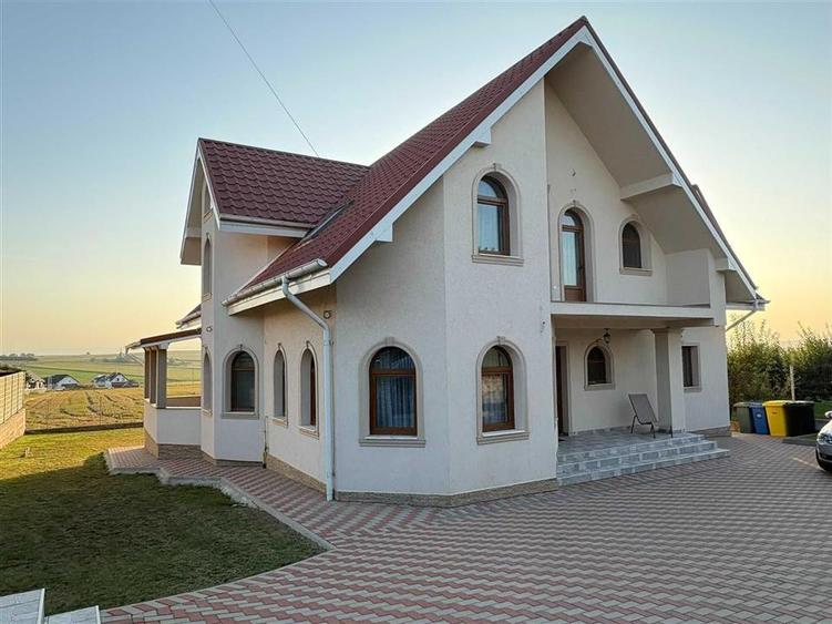 Casă individuală cu 7 camere cu Teren 800 Mp în Sfântu Ilie