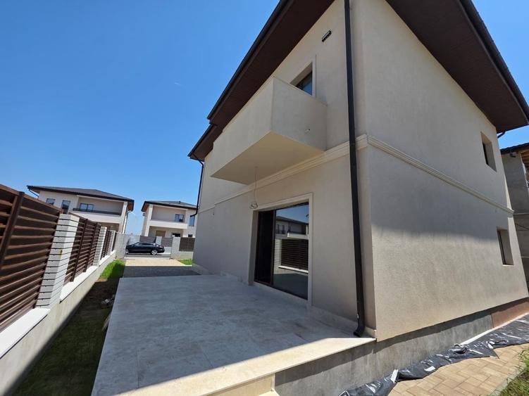Casă individuală cu 5 camere cu Canalizare în Fundeni