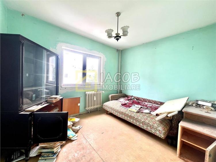 Apartament cu 3 camere semidecomandat în Central