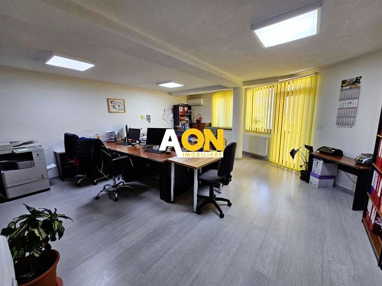 Casă individuală cu 9 camere cu Canalizare în Central