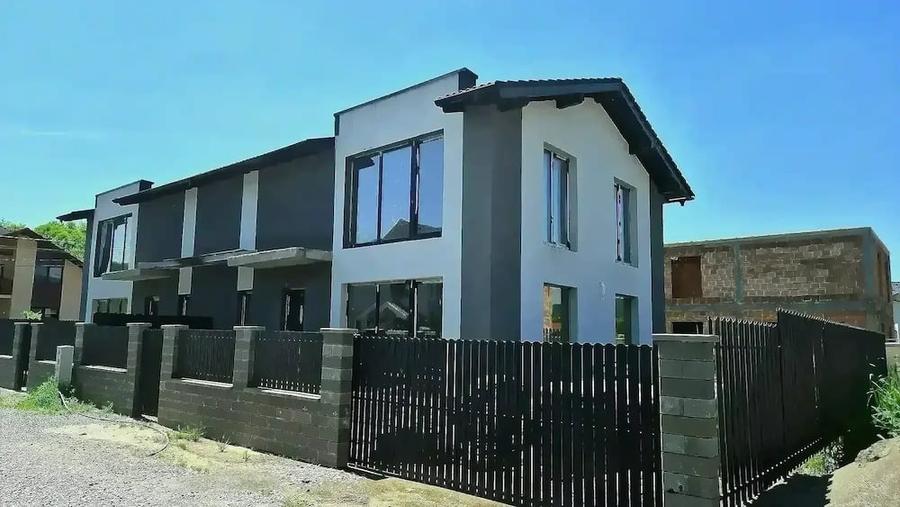 Casă cu Teren 250 Mp în Livezeni