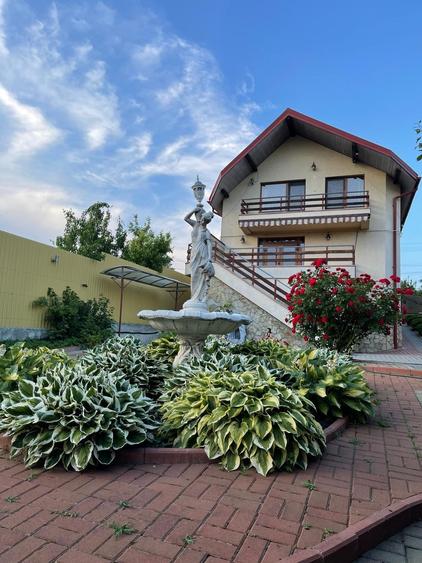 Casă individuală cu 3 camere cu Teren 300 Mp în Central