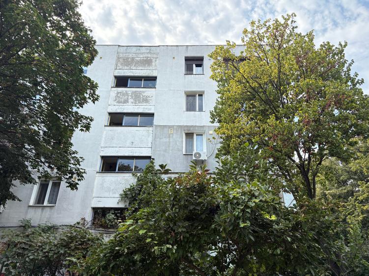 Apartament cu 3 camere semidecomandat în Drumul Taberei