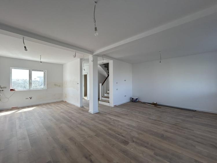 Duplex cu 4 camere cu Canalizare în Central