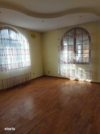Casă cu 5 camere cu Teren 1380 Mp în Costești