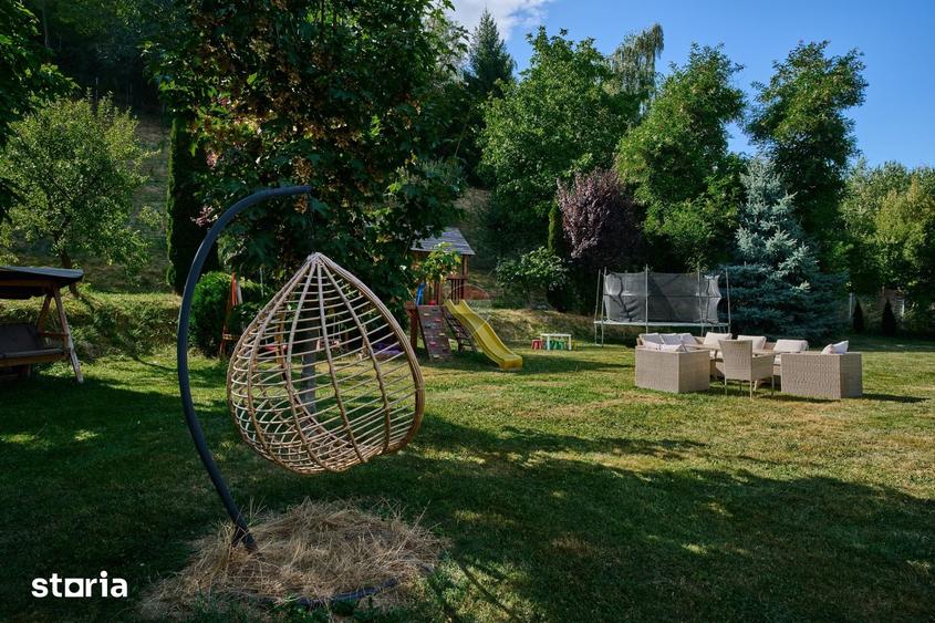 Casă cu 9 camere cu Teren 4800 Mp în Central