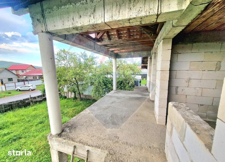 Casă cu 6 camere cu Teren 1476 Mp în Strugari